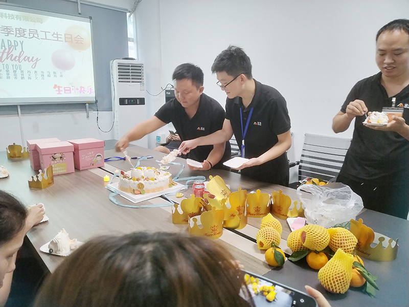诺丰导热材料:举办员工生日会 爱心传递暖人心 诺丰导热材料:举办员工生日会 爱心传递暖人心